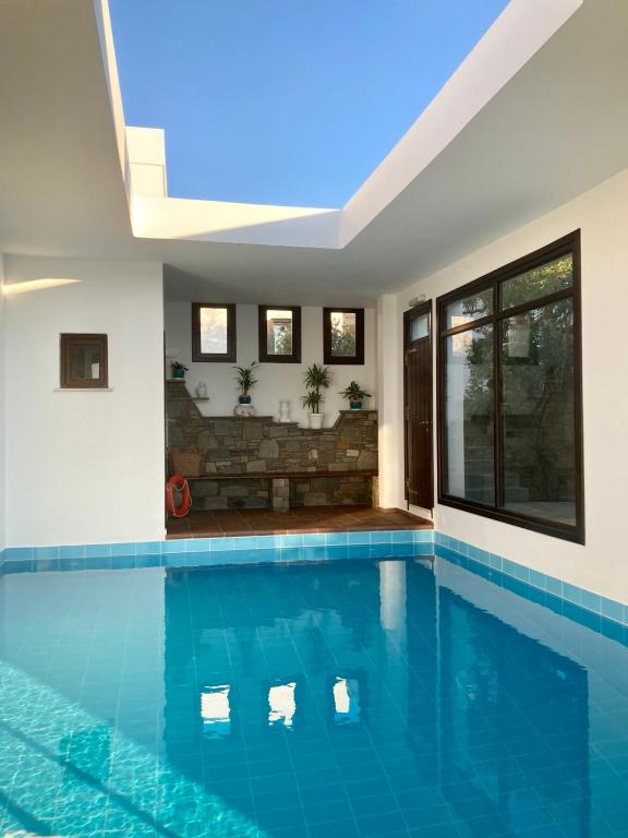 Bazén v ubytování SYROU LOTOS Studios & Apartments nebo v jeho okolí