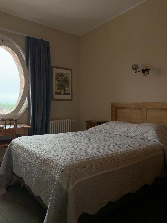 Postel nebo postele na pokoji v ubytování Hôtel Le Caddy