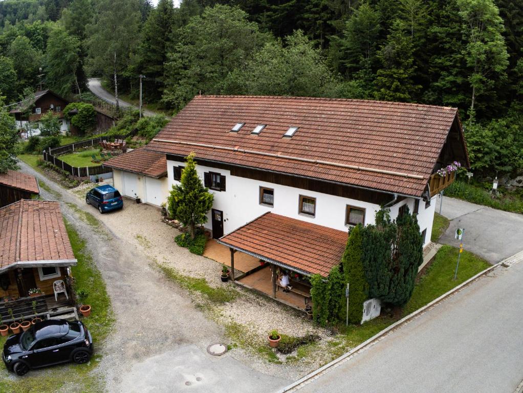 eine Luftansicht eines weißen Hauses mit braunem Dach in der Unterkunft Ferienwohnung Andermann in Neukirchen