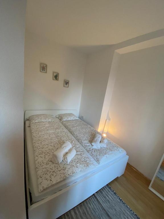 sypialnia z łóżkiem z 2 białymi poduszkami w obiekcie Varga apartment w mieście Opatija