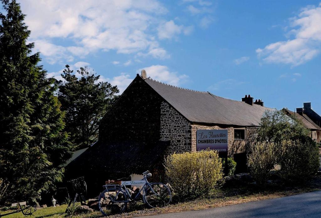 サン・マルカンにあるChambres d'Hôtes Les Fleurettes en Baie Du Mont Saint Michelの自転車が前に停まった建物