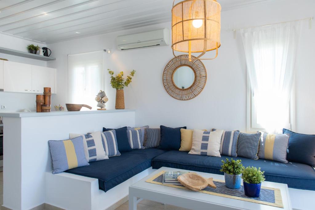 sala de estar con sofá azul y mesa en NEFELI'S GUESTHOUSE IN PLATYS GIALOS SIFNOS, en Platis Yialos Sifnos