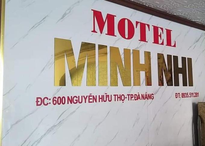 a sign for a motel kminn sign on a wall at NHÀ NGHỈ MINH NHI in Da Nang