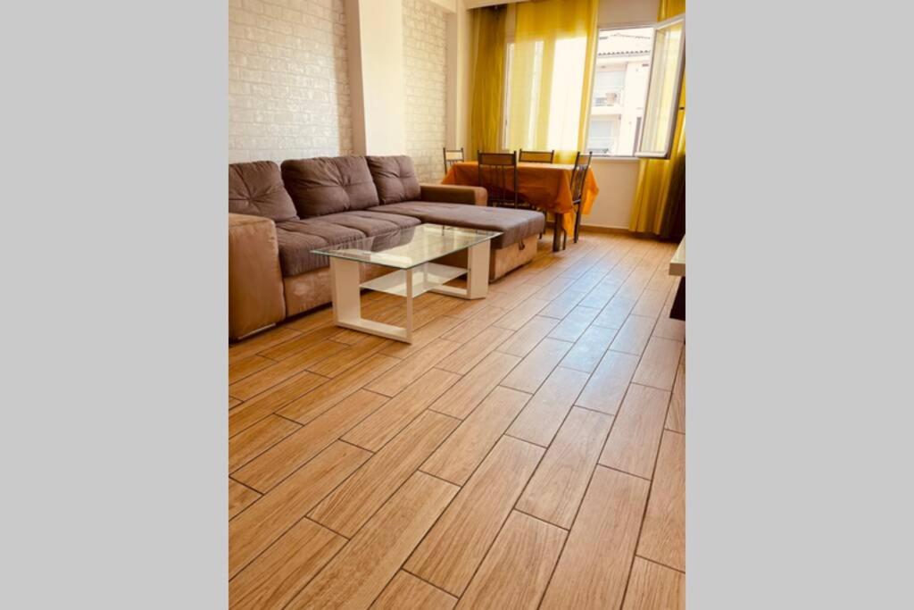 un salon avec un canapé et une table dans l'établissement Charmant T3 a toulon commerces et bus à proximité, à Toulon