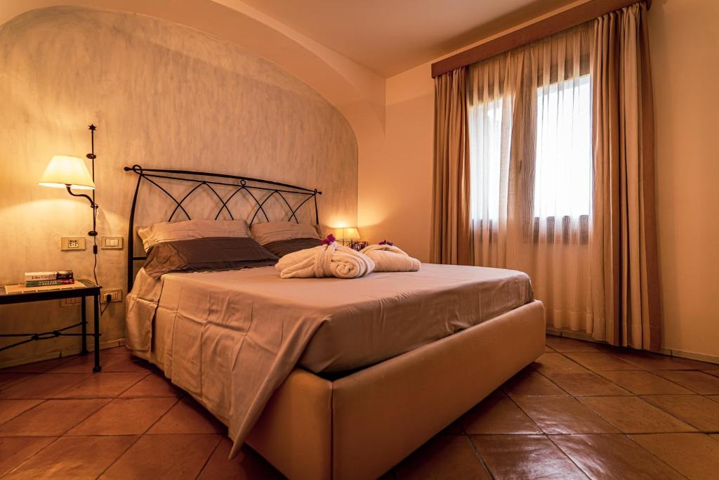 En eller flere senger på et rom på Alma Del Mar Porto Rotondo