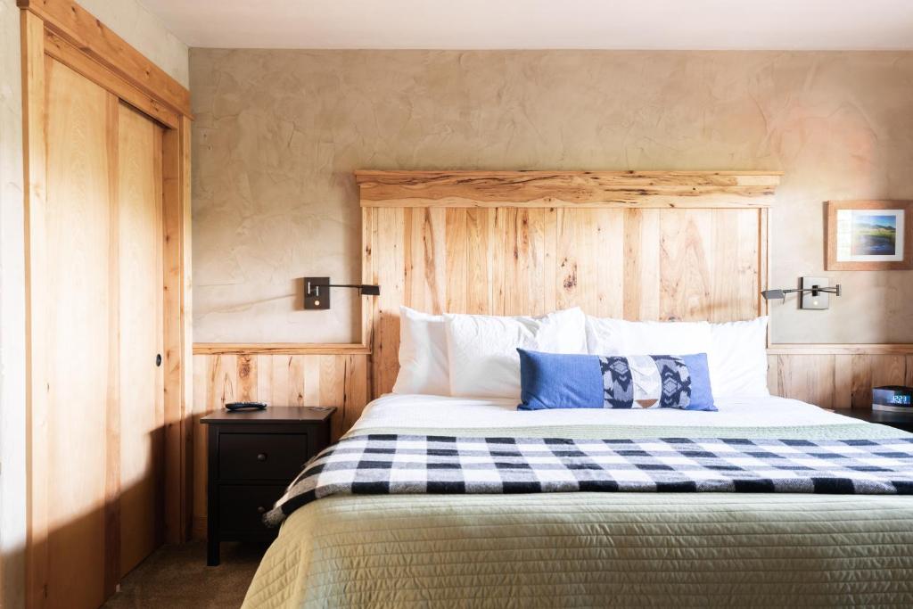Postel nebo postele na pokoji v ubytování Wall Street Suites