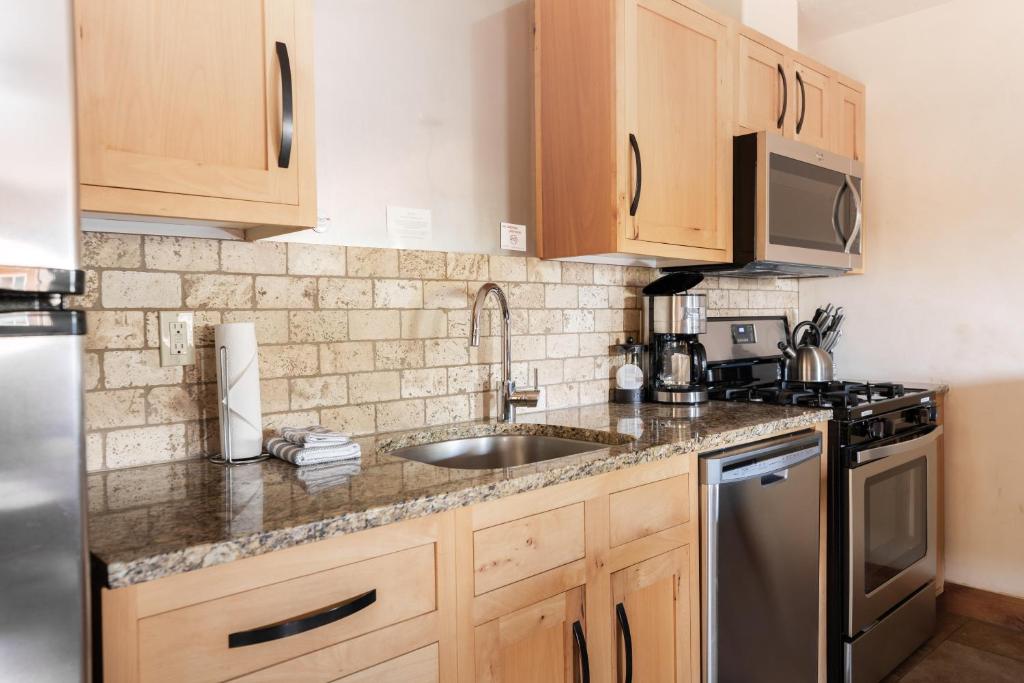 Kuchyň nebo kuchyňský kout v ubytování Wall Street Suites