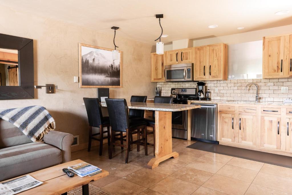 Kuchyň nebo kuchyňský kout v ubytování Wall Street Suites