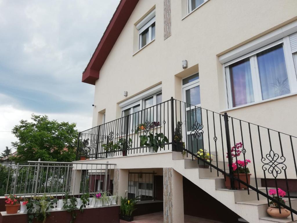 un edificio con flores en los balcones en Villa Heuréka, en Gárdony