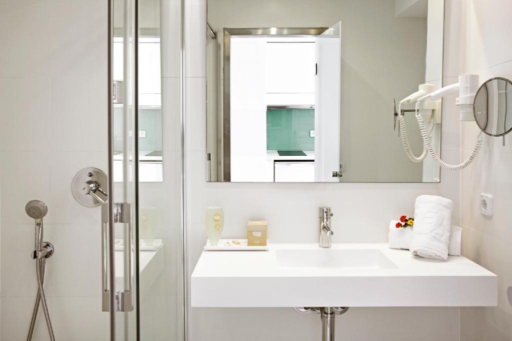 Grupotel Ibiza Beach Resort - Adults Only, Portinatx – Preus ...