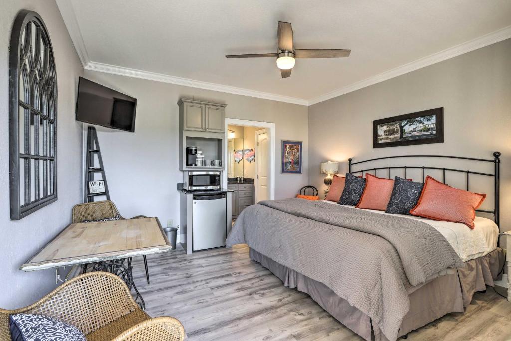 Cozy Auburn Studio Less Than 1 Mile to University! في أوبورن: غرفة نوم بسرير ومروحة سقف