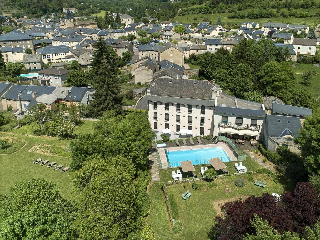 einem Luftblick auf ein Gebäude mit einem Pool in der Unterkunft Logis Hôtel Restaurant Le Mont Aigoual in Meyrueis