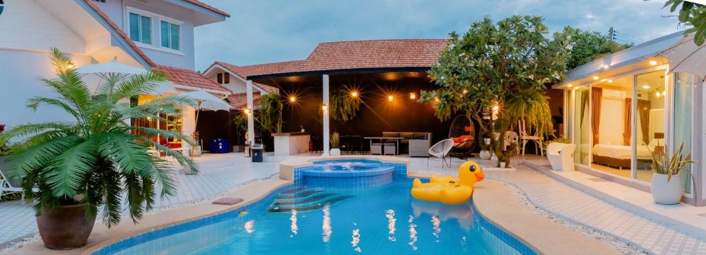 una piscina al centro di una casa di Baan Kiang Lay Phu View Hua Hin Private Pool Villa บ้านเคียงเลภูวิว ไพร์เวท พูลวิลล่า กลางเมือง ใกล้หาดหัวหิน a Hua Hin