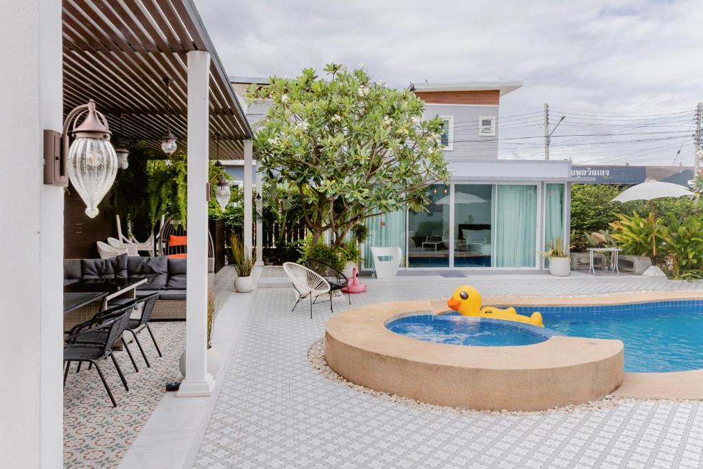 Piscina di Baan Kiang Lay Phu View Hua Hin Private Pool Villa บ้านเคียงเลภูวิว ไพร์เวท พูลวิลล่า กลางเมือง ใกล้หาดหัวหิน o nelle vicinanze