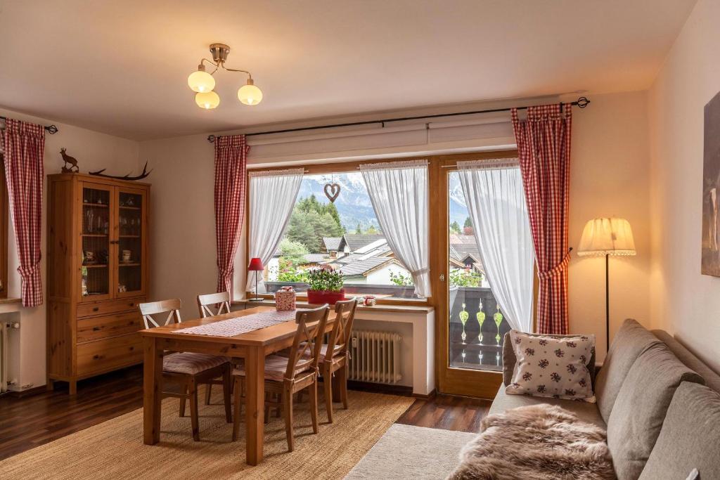 uma sala de estar com uma mesa e um sofá em Ferienwohnung Bergblick em Garmisch-Partenkirchen