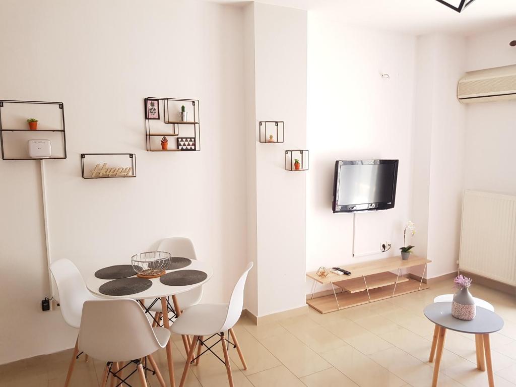 Televízia a/alebo spoločenská miestnosť v ubytovaní MAGENTA RUBY #DTerra Apartments# FREE PRIVATE PARKING!!