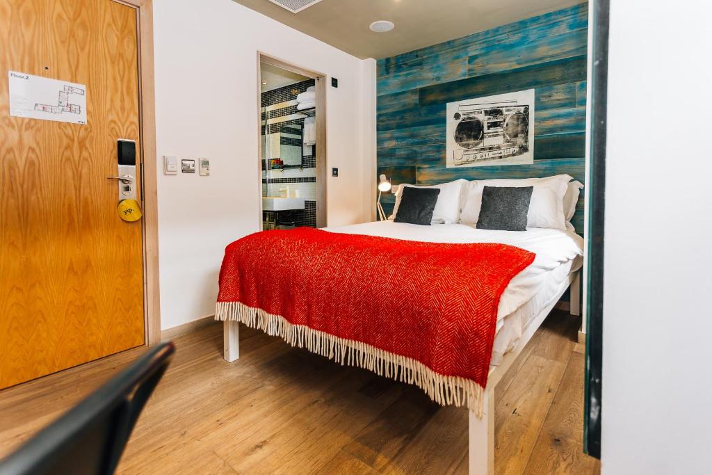 エディンバラにあるステイ セントラル ホテルのベッドルーム1室(赤い毛布付きのベッド1台付)