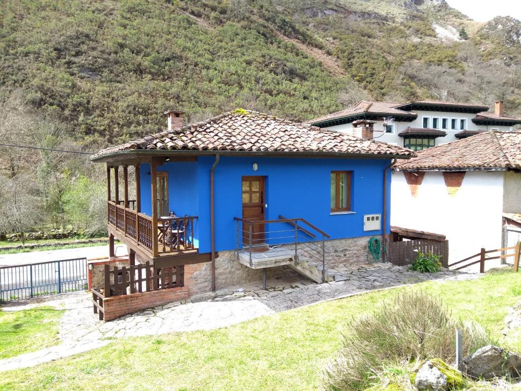 Casa azul con balcón en un patio en Apartamento Aguas del Sella, en Precendi
