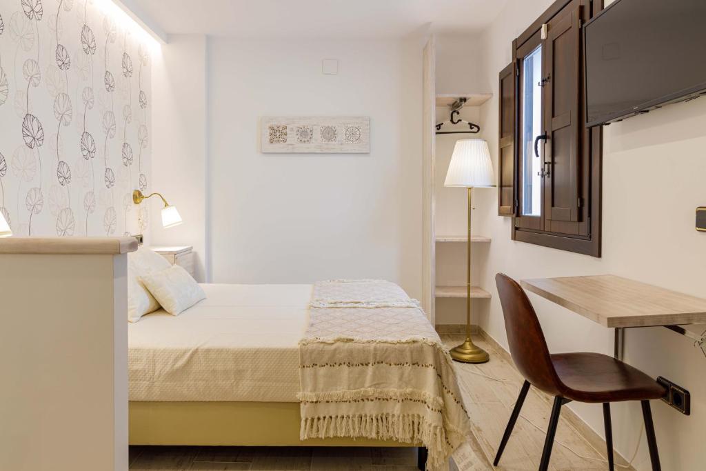 Postel nebo postele na pokoji v ubytování Hostal Peñiscola