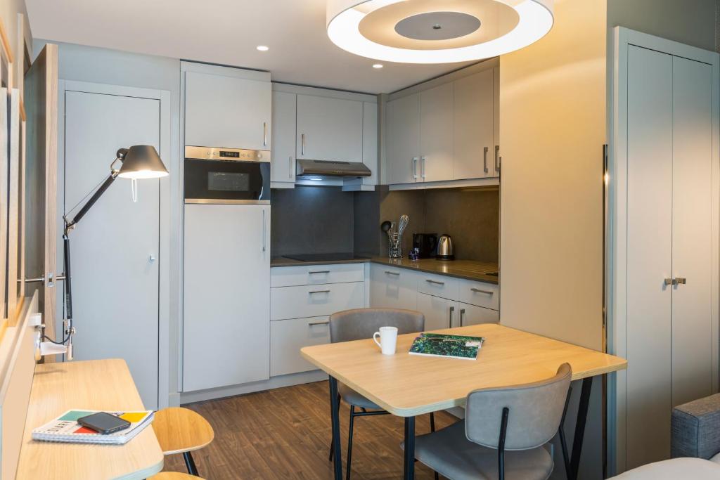 Kuchyň nebo kuchyňský kout v ubytování Aparthotel Adagio London Stratford