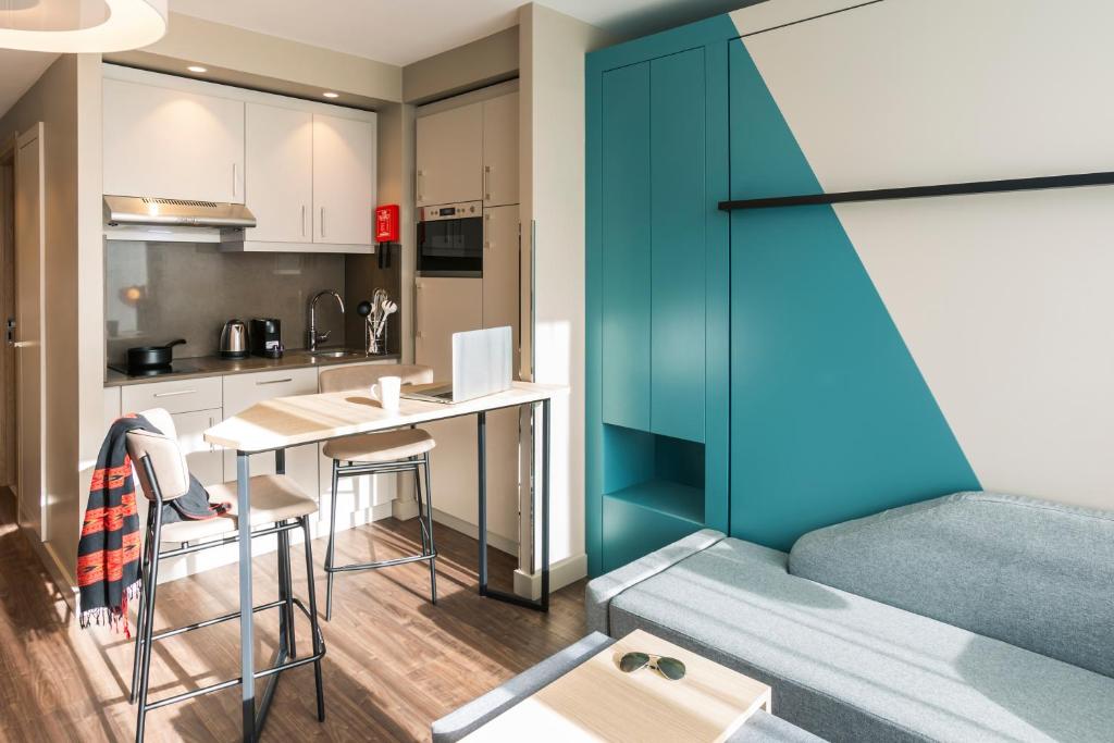 Kuchyň nebo kuchyňský kout v ubytování Aparthotel Adagio London Stratford