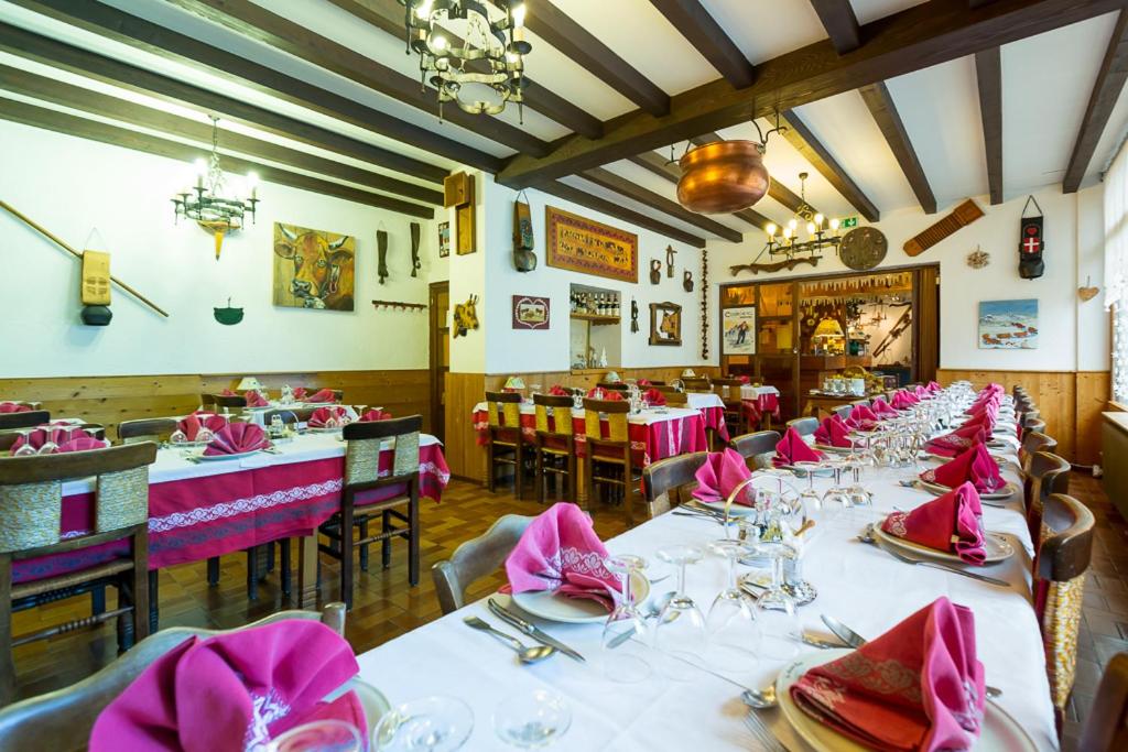 Restaurant o un lloc per menjar a Hotel des Alpes