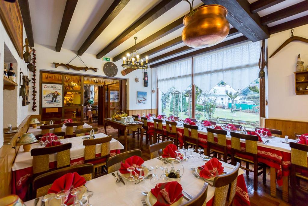 Restaurant o un lloc per menjar a Hotel des Alpes