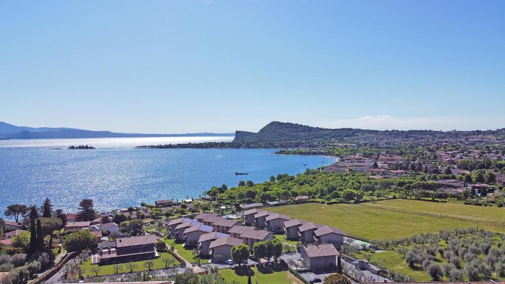 una vista aerea di una città vicino a un corpo idrico di Onda Blu Resort a Manerba del Garda