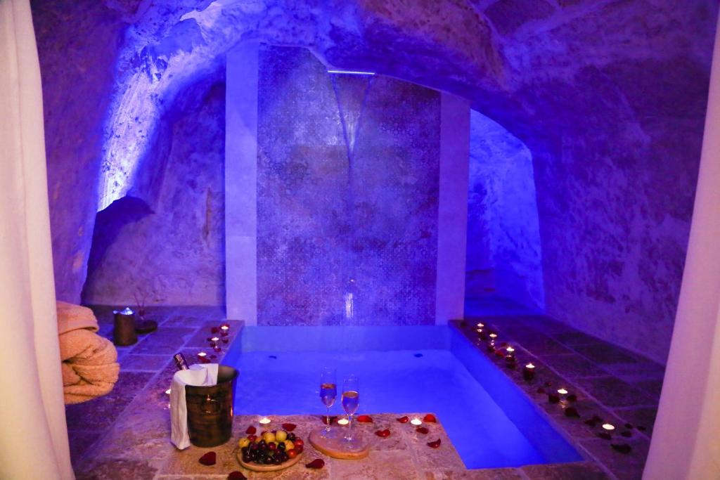 una camera blu con vasca e candele di La Suite del Marchese a Laterza
