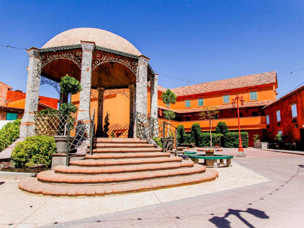 eine Gruppe Treppen, die zu einem Gebäude mit einer Kuppel führen in der Unterkunft Hotel Boutique Villa Toscana in Hermosillo