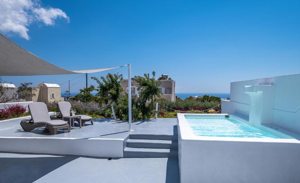 Bazén v ubytování Majestic Sky Luxury Suites nebo v jeho okolí