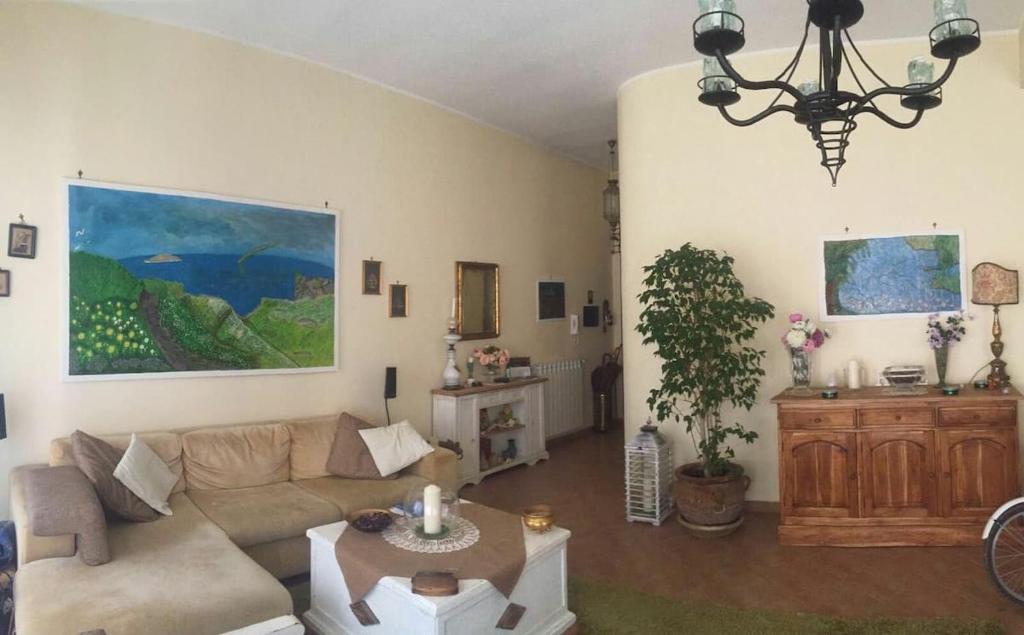 Khu vực ghế ngồi tại mondello lilla' room