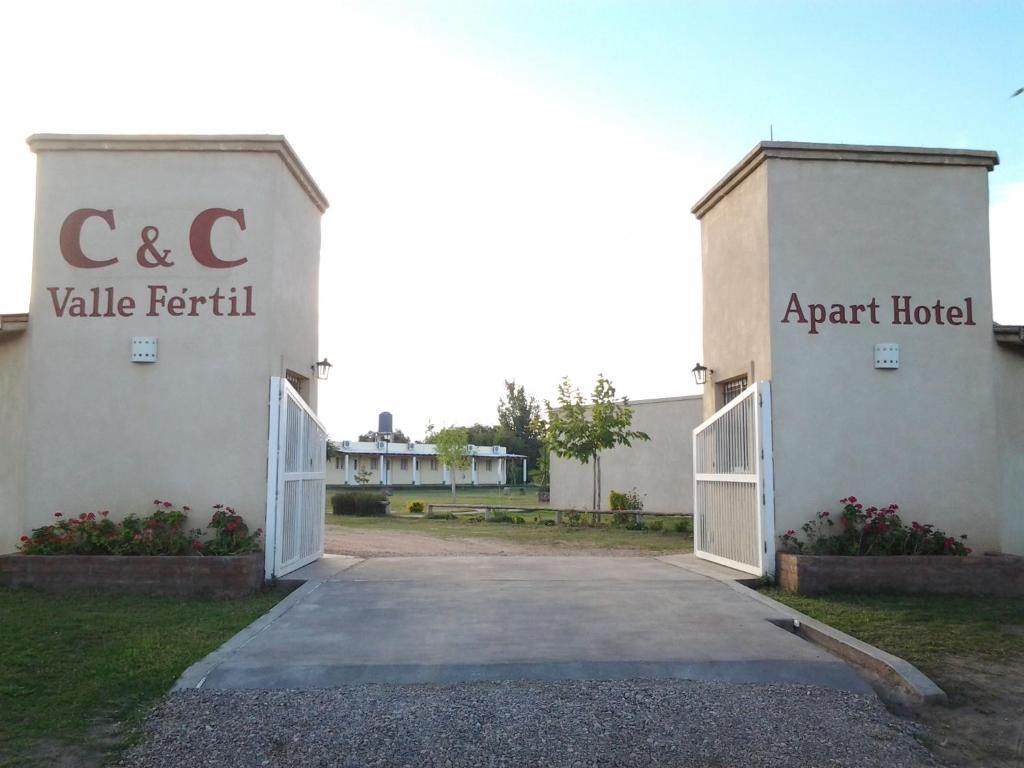 聖奧古斯汀的住宿－Apart C&C Valle Fértil，一座建筑,有两扇白色的门和停车场