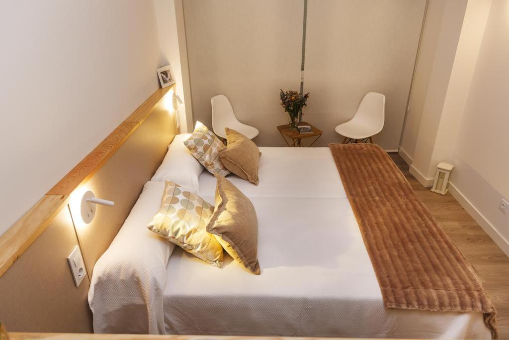 A bed or beds in a room at Apartamentos Costa da Morte Muxia