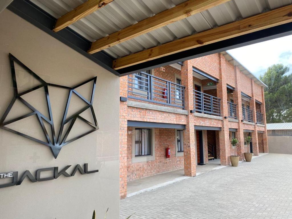 un edificio con un cartello sul lato di The Jackal Guesthouse ad Aliwal North