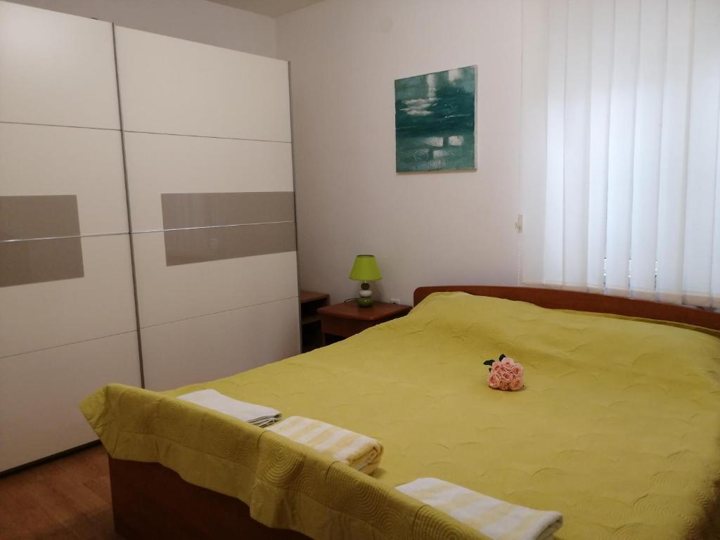 una camera da letto con un letto con un animale di peluche sopra di Ines and Marina a Dubrovnik