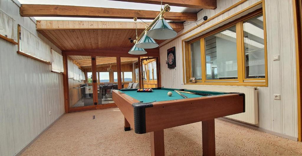 Et biljardbord på Ferienhaus am Seeblick Grill, Garten, Billiard, Dart, Sauna ww-Seeblick