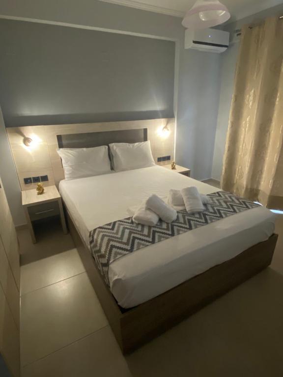 Un pat sau paturi într-o cameră la Michaelangelo Apartments