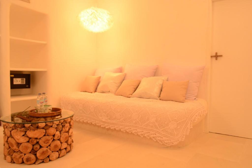 a white room with a couch with a table at Sal Secret Spot in Uluwatu
