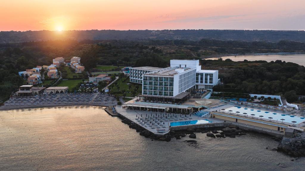 una vista aérea de un complejo sobre el agua en Eden Roc Resort - All Inclusive, en Kallithea Rhodes