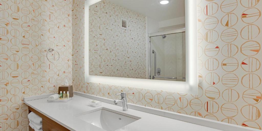 Holiday Inn Roanoke Airport - Conference CTR, an IHG Hotel - Room King Estándar Con Baño De Ducha