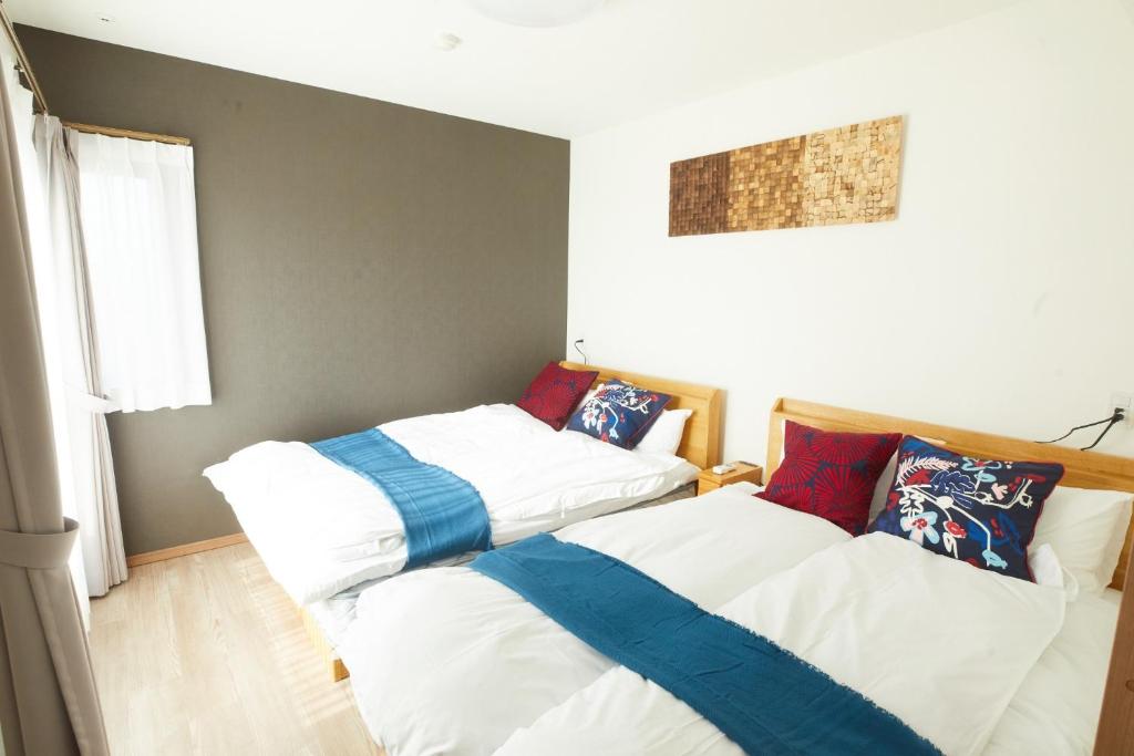 Duas camas sentadas uma ao lado da outra num quarto em SG Premium KASAI - Vacation STAY 44353v em Tóquio