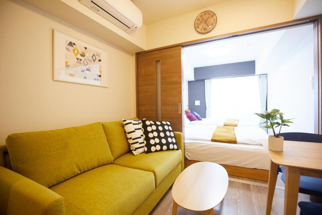sala de estar con sofá y cama en SG Premium KASAI - Vacation STAY 44266v, en Tokio