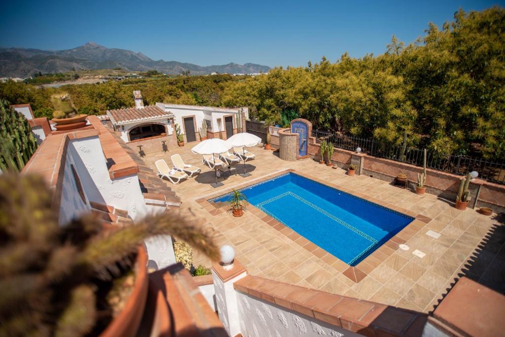 Bazén v ubytovaní Casa rural en Nerja Villa RuiSol by Centrall alquileres turísticos alebo v jeho blízkosti