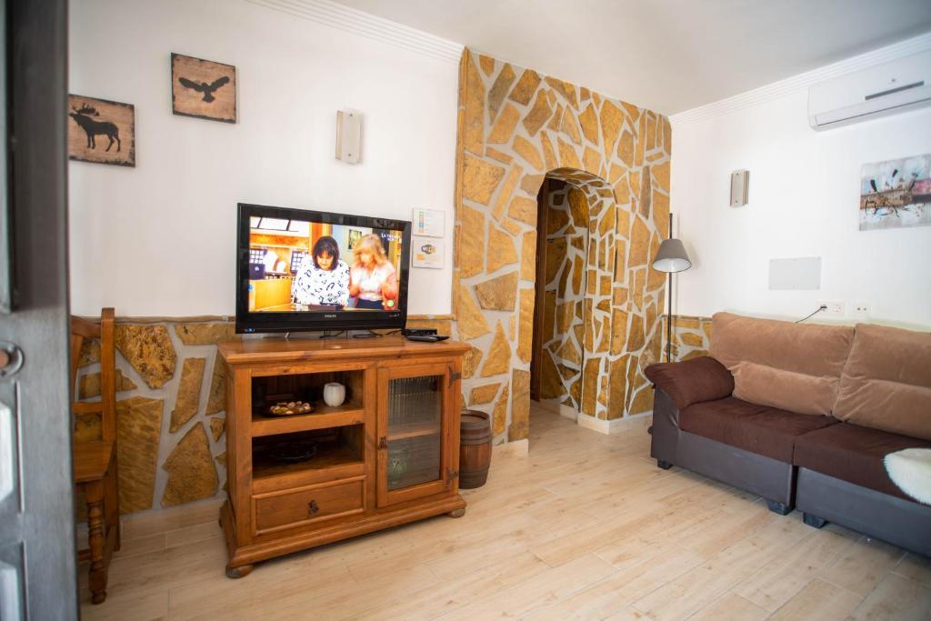 Televízia a/alebo spoločenská miestnosť v ubytovaní Casa rural en Nerja Villa RuiSol by Centrall alquileres turísticos