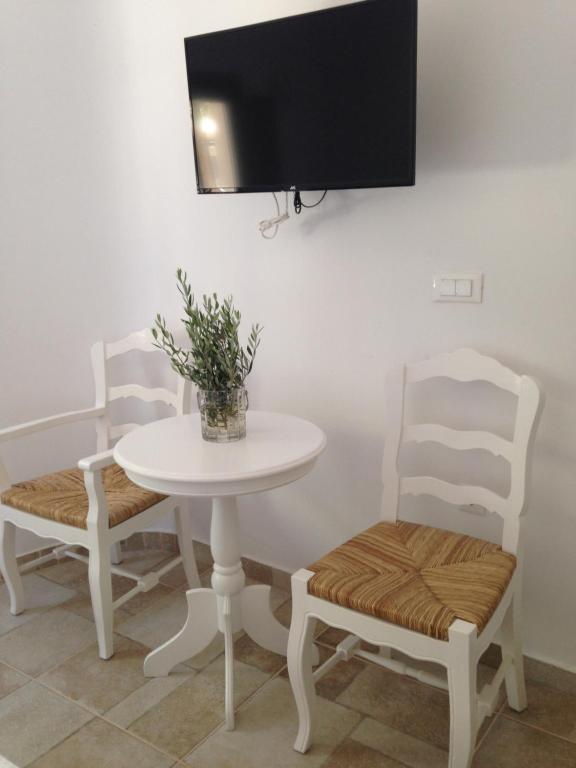 TV a/nebo společenská místnost v ubytování Helios Beach Hotel