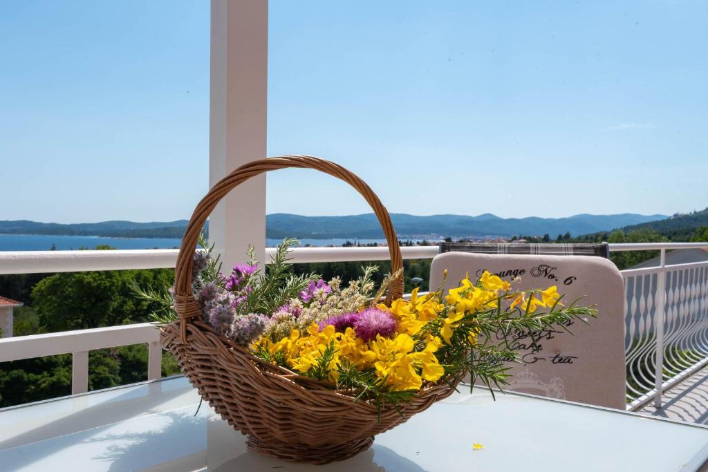 une corbeille de fleurs assise sur une table dans l'établissement Villa Marina, à Orebić