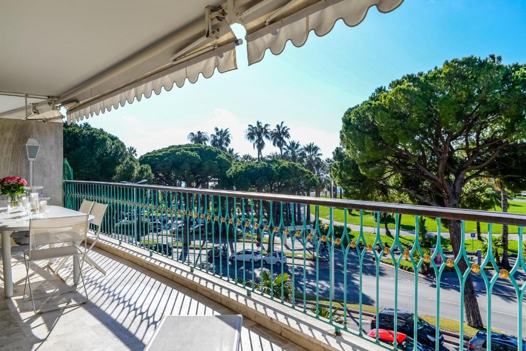 d'un balcon avec vue sur la piscine et les arbres. dans l'établissement IMMOGROOm- two terraces - Sea view - CROISETTE - AC, à Cannes