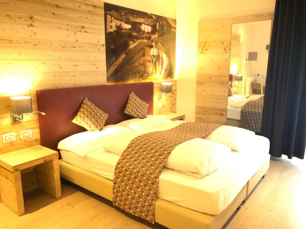 Postel nebo postele na pokoji v ubytování Hotel Eccher 3 stelle Superior