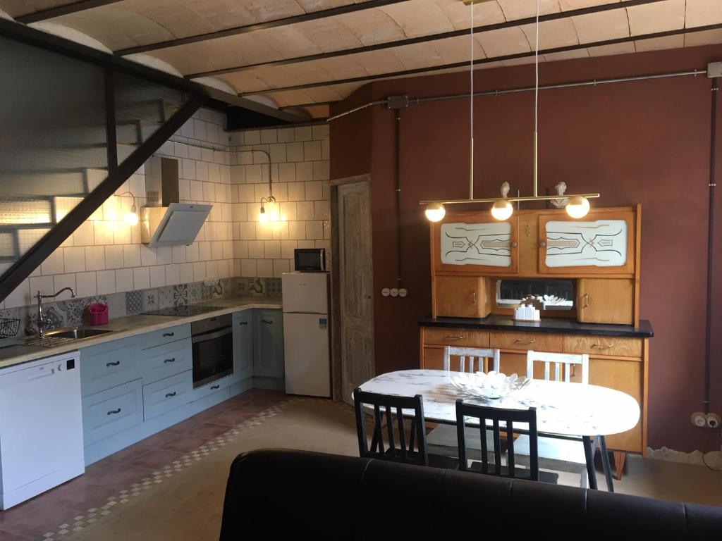 Perarrua的住宿－Casa Candelaria，一间厨房,里面配有桌椅